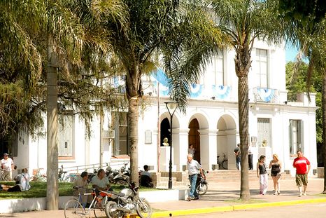 San Miguel del Monte es un pueblo bonaerense donde la laguna está a solo cinco cuadras del centro. San Miguel del Monte es un pueblo bonaerense donde la laguna está a solo cinco cuadras del centro.