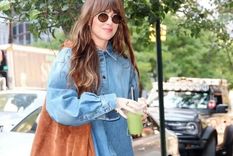 Dakota Johnson consigue el bolso más deseado: el que mejor combina con jeans Foto: Instagram Dakota Johnson consigue el bolso más deseado: el que mejor combina con jeans Foto: Instagram