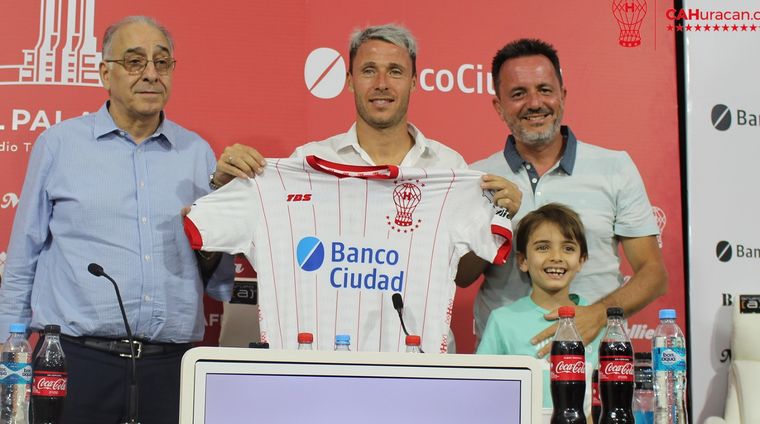 Israel Damonte en su presentación. CA Huracán Foto: CA Huracán