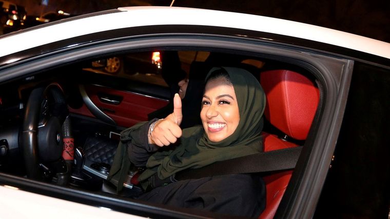 Desde hace poco, las mujeres en Arabia pueden manejar autos. Foto: ElConfidencial.