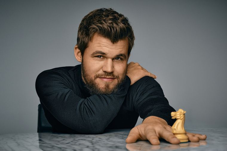 Magnus Carlsen . Foto: Mastercard -  https://www.mastercard.com/news/media/cdqghvvc/magnuscarlsen_image2_1920x1274.jpg