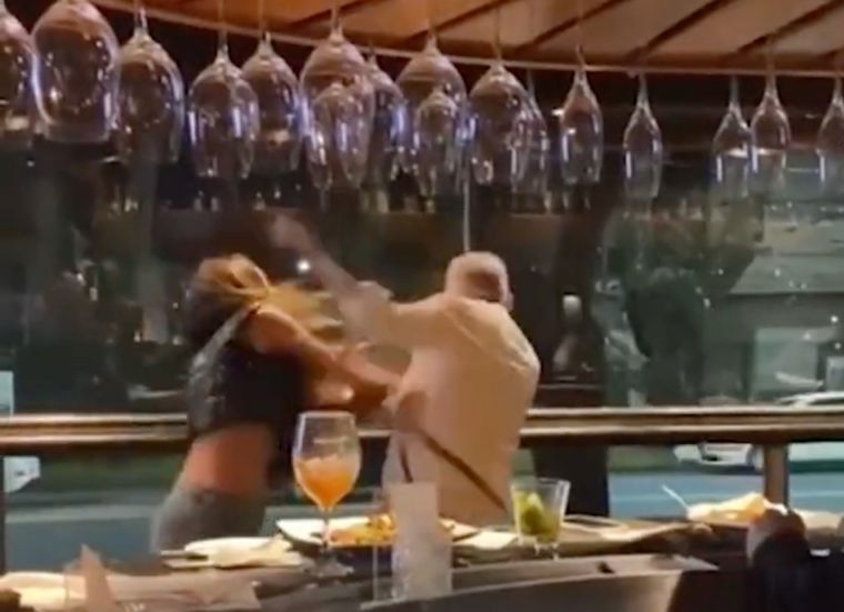 Un experto en campaña electoral en redes sociales sufrió golpes e insultos en un famoso restó Foto: captura de pantalla