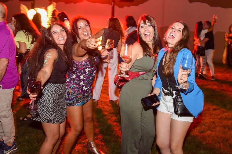 Ellas bebieron Malbec en una fiesta, y fueron felices. Foto: Santiago Tagua - MDZ