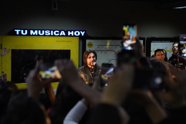 Juanes en el subte D. Juanes en el subte D.