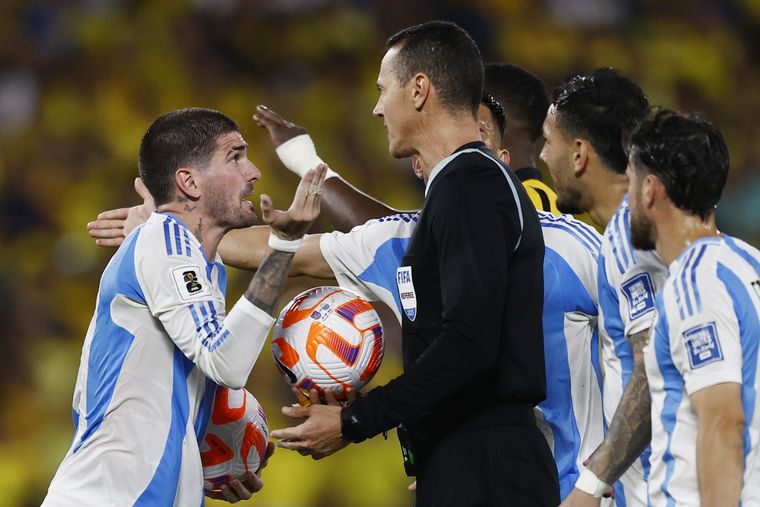 Los jugadores argentinos le protestan al árbitro Wilmar Roldán. 