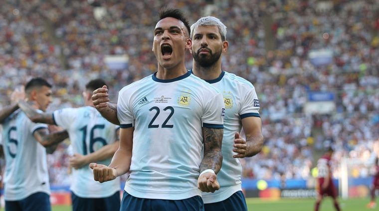 Lautaro y el Kun se encontraron en Doha. Foto: AFA