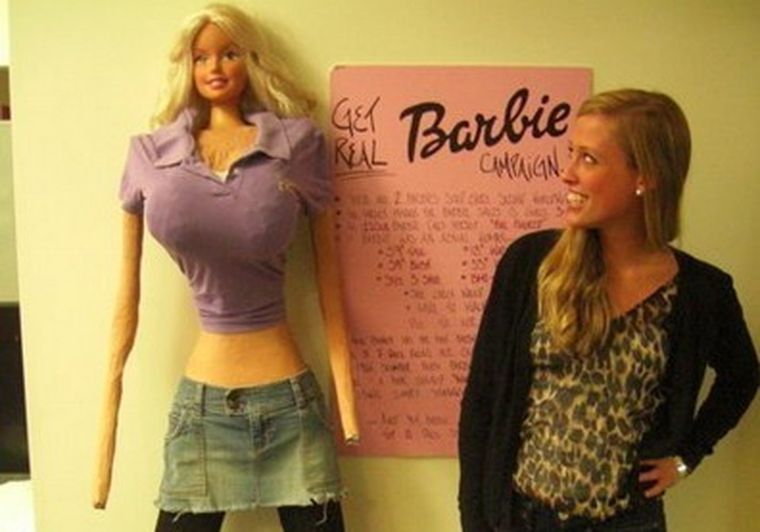 La muñeca y su creadora. La imagen impresiona a los estudientes en EEUU. Foto: Web