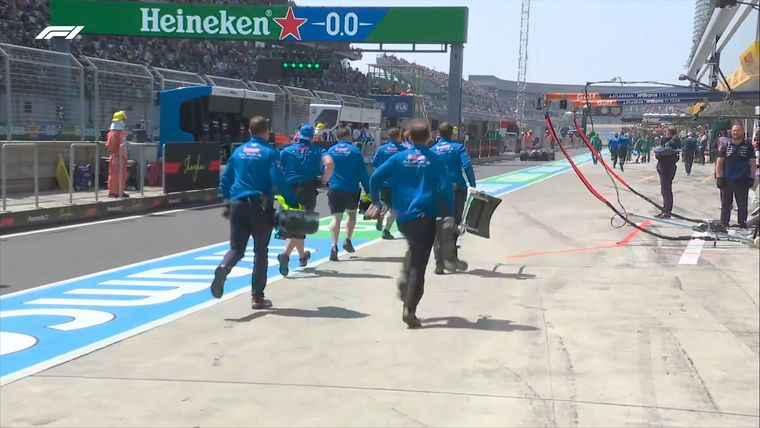 Franco Colapinto arrancó el auto y obligó a los mecánicos a volver corriendo. Franco Colapinto arrancó el auto y obligó a los mecánicos a volver corriendo.