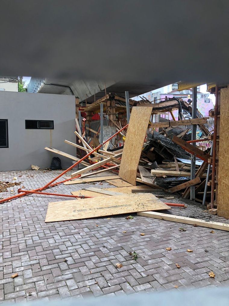 El derrumbe se produjo cerca del mediodía Foto: Luciana Gesto