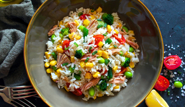 El arroz frío absorbe mejor los sabores del aderezo ¡prepara esta ensalada de arroz con atún! El arroz frío absorbe mejor los sabores del aderezo ¡prepara esta ensalada de arroz con atún!