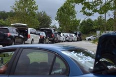 En las ciudades más grandes de EE.UU., el reparto de alimentos se ha tenido que organizar en autos para evitar el contacto personal.