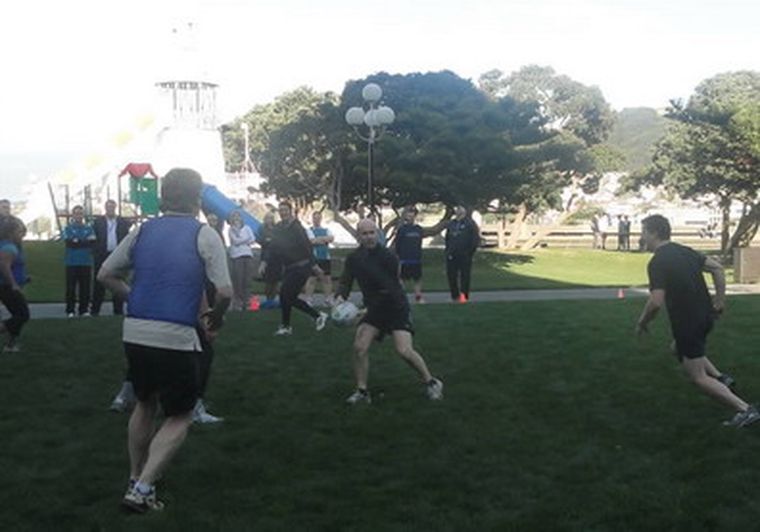 Jóvenes juegan al rugby en una plaza de Wellington.