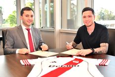 Anibal Moreno junto a Stéfano Di Carlo, durante la firma de su contrato con River. Anibal Moreno junto a Stéfano Di Carlo, durante la firma de su contrato con River.