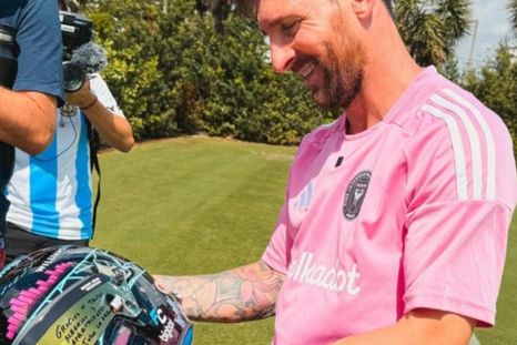 Franco Colapinto le obsequió a Lionel Messi su casco. Foto: @francocolapinto Franco Colapinto le obsequió a Lionel Messi su casco. Foto: @francocolapinto