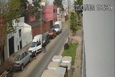 El delincuente trastabilló y quedó tendido a 10 metros El delincuente trastabilló y quedó tendido a 10 metros