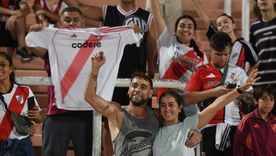 A pesar del elevado precio de las entradas, los hinchas neutrales acompañaron a River en el Malvinas Argentinas frente a Independiente Rivadavia el 2 de marzo pasado. A pesar del elevado precio de las entradas, los hinchas neutrales acompañaron a River en el Malvinas Argentinas frente a Independiente Rivadavia el 2 de marzo pasado.