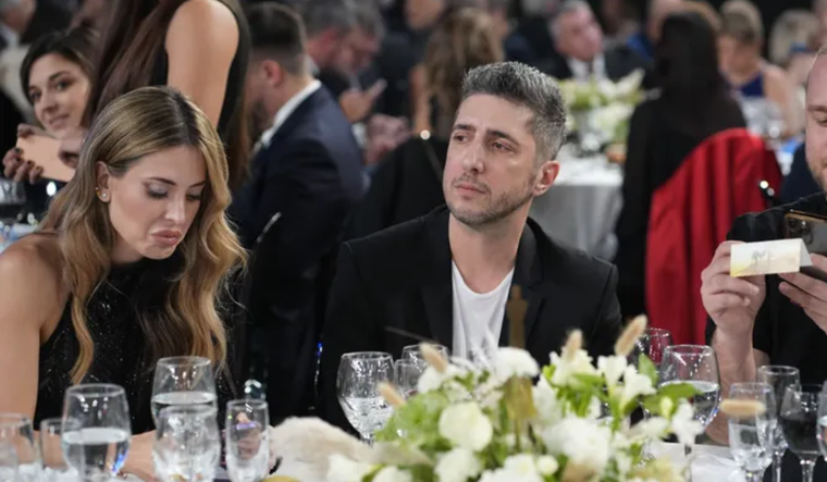 Jey Mammon junto a Jesica Cirio en la ceremonia de los Premios Martín Fierro. Foto: Captura TV