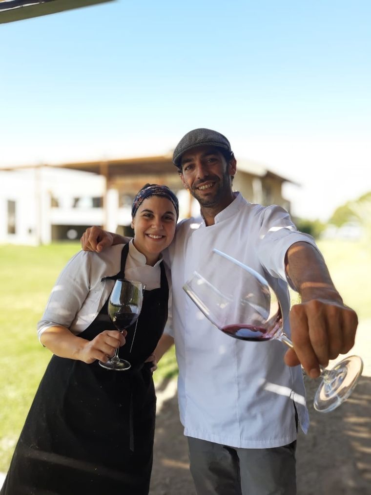 Yamila Dobranski, pastelera, y Juan Ventureyra, Chef de Riccitelli Wines.