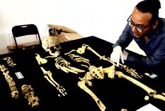 México arqueología arqueólogos El especialista en Antropología Física Martín Hernández Carbajal ofrece detalles sobre los once entierros humanos. Foto: Efe.