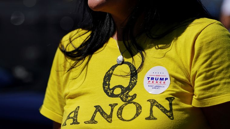 Una partidaria de Donald Trump con una camiseta de QAnon en Adairsville, Georgia (EE.UU.), 5 de septiembre de 2020. Foto: RT