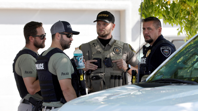Decenas de agentes de la policía tomaron la casa donde viven los padres del sospechoso para recabar evidencias.