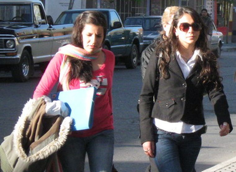 Salvatierra y Sharbela Girala llegan a la sala de audiencias. Foto: Carlos Fernández/MDZ