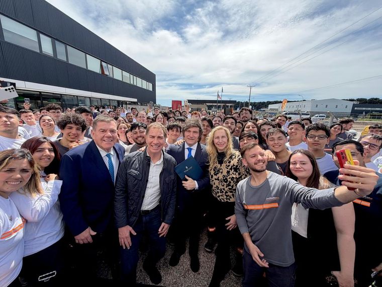 Javier Milei visitó la ciudad de Mar del Plata junto a su hermana Karina, al intendente Guillermo Montenegro y el candidato libertario Diego Santilli.