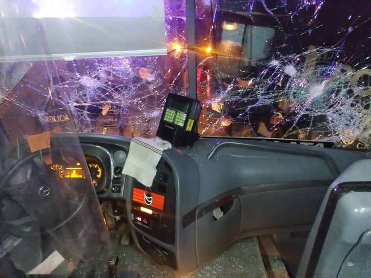 Así quedó el parabrisas del micro