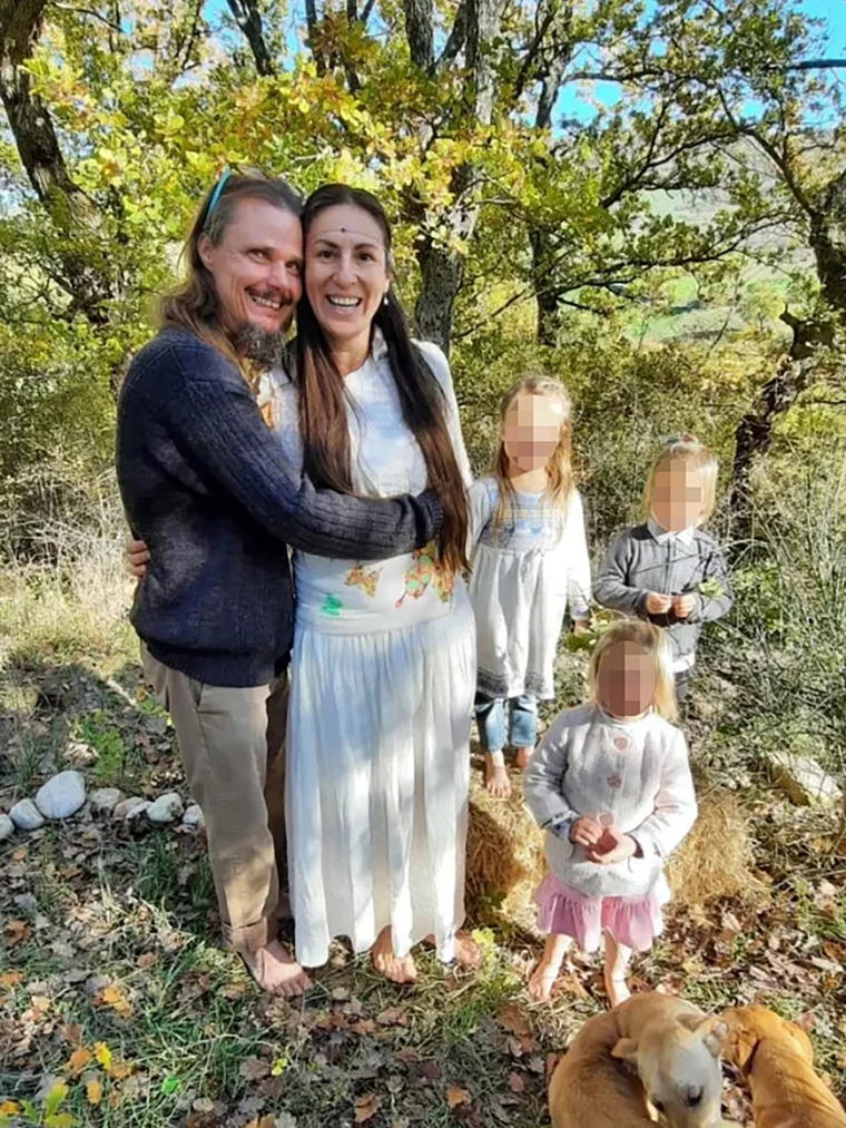 La pareja australobritánica junto a sus hijos en el bosque de Abruzzo, Italia, donde vivían de forma aislada. La pareja australobritánica junto a sus hijos en el bosque de Abruzzo, Italia, donde vivían de forma aislada.