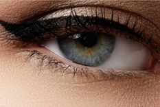 Hace un tiempo ya que las extensiones de ceja se volvieron un cuidado estético elegido por muchas. Foto: Somos Mamás