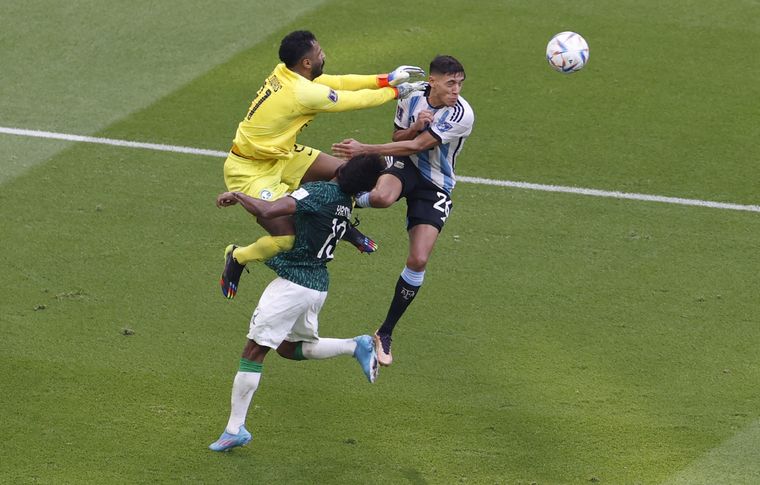 El gravísimo choque que sufrió Al-Sharahni con su arquero. Foto: EFE