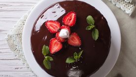 Explosión de sabor: receta de tarta de chocolate con frutillas y crema suave. Explosión de sabor: receta de tarta de chocolate con frutillas y crema suave.