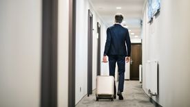 Los expertos recomiendan dejar el equipaje dentro de la bañera antes de desempacar Foto: shutterstock