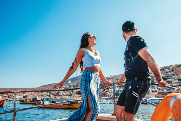 El pueblo de Guanaqueros mantiene un ambiente tranquilo y familiar incluso durante la temporada alta de verano. El pueblo de Guanaqueros mantiene un ambiente tranquilo y familiar incluso durante la temporada alta de verano.