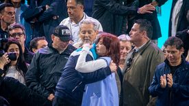 Cristina abraza a su hijo Máximo, y se aleja de Axel Kicillof.