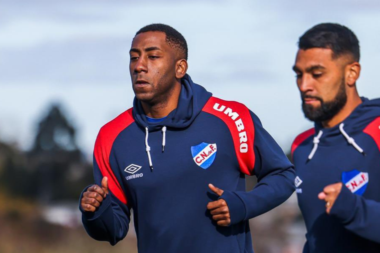 Carneiro, delantero de Nacional que acaba de llegar como refuerzo, es baja para enfrentar a Boca
