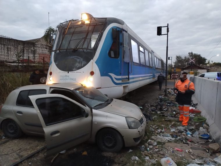 El siniestro ocurrió este viernes cerca de las 8:15, cuando un Renault Clío cruzó un paso nivel en barrio Alta Córdoba, y fue embestido por una formación de Tren de las Sierras. Foto: Policía de Córdoba