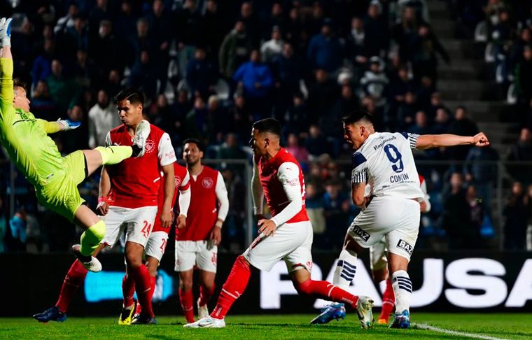 Gimnasia vs Independiente El Lobo le ganó al Rojo y quedó como único líder del campeonato.