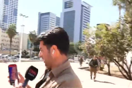 El momento en el que dos hombres se acercan a los periodistas de CNN Turquía. El momento en el que dos hombres se acercan a los periodistas de CNN Turquía.