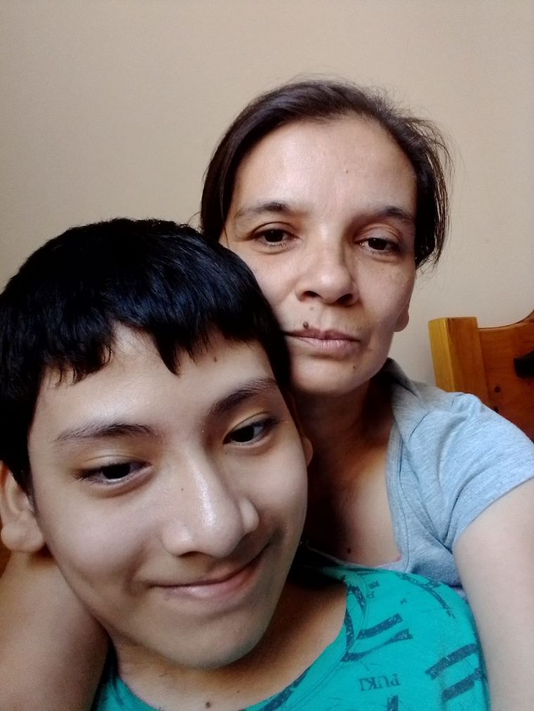 Renzo y su mamá Natalia, antes de viajar a Buenos Aires. La familia agradeció la colaboración de la población Foto: Gentileza