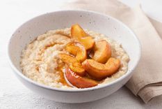 Avena con manzana cocida y yogur una merienda completa y saludable