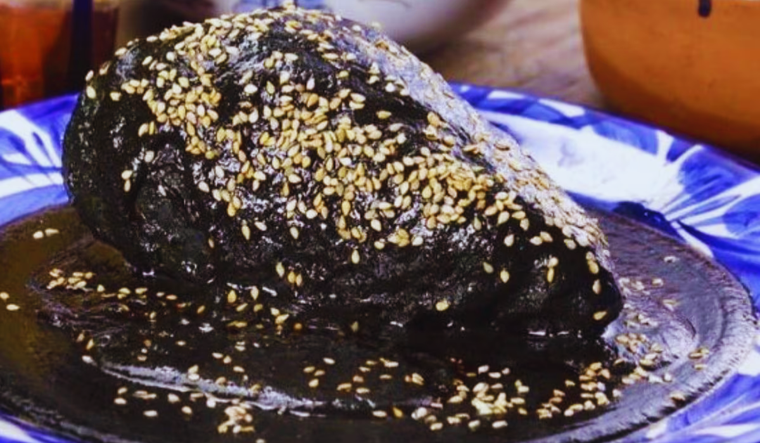 La receta tradicional incluye más de 20 ingredientes, lo que la convierte en una de las preparaciones más complejas de México. La receta tradicional incluye más de 20 ingredientes, lo que la convierte en una de las preparaciones más complejas de México.