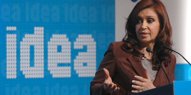 Mientras Muchinson pidió cambiar el país, Cristina dijo fuimos ejemplo de crisis.