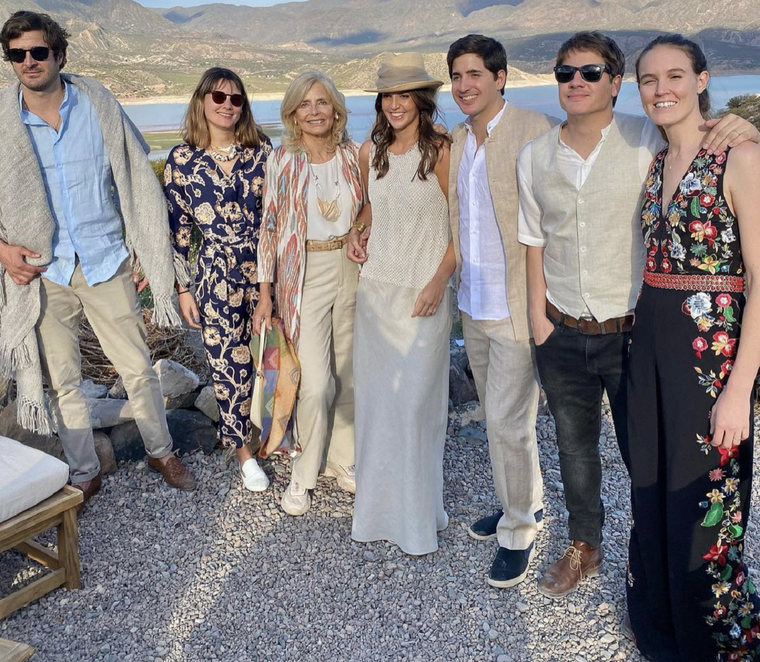 Cecilia disfrutando con sus hijos la belleza del paisaje de Potrerillos. Foto: Instagram