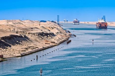 El Canal de Suez es una de las principales arterias económicas del mundo, pues por ella pasa más del 12% del comercio mundial. Foto: GETTY IMAGES