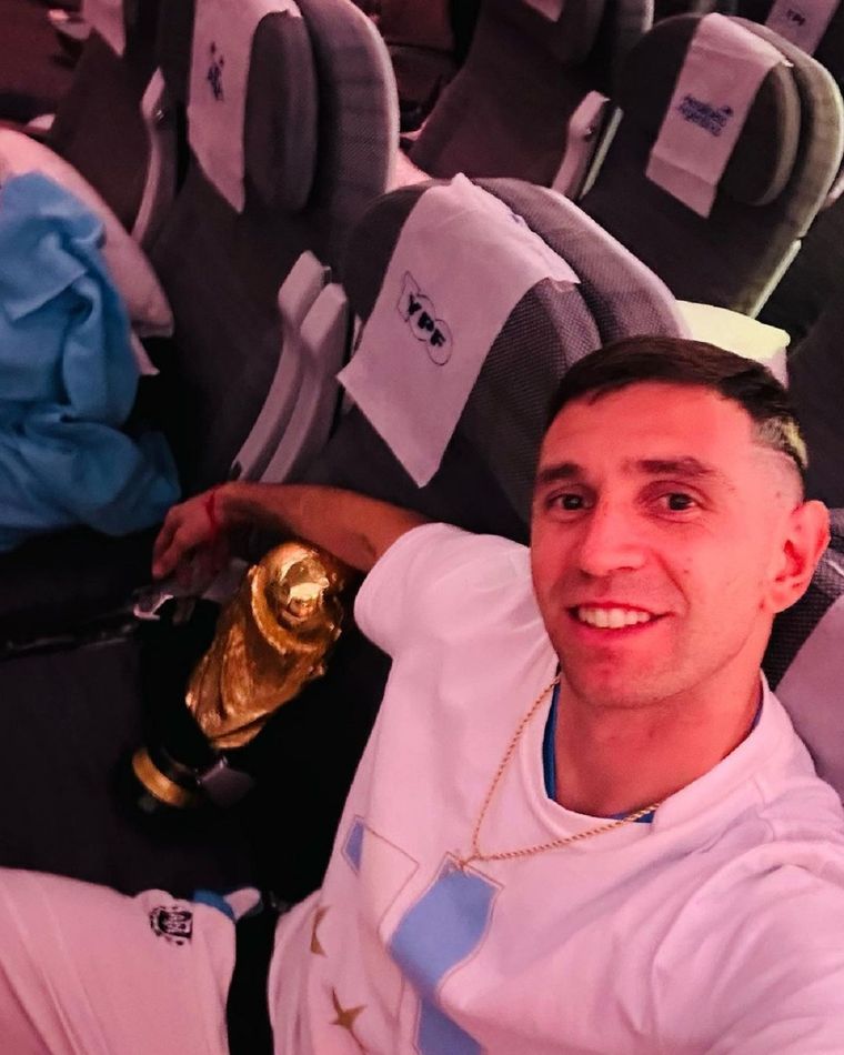 El Dibu con la Copa del Mundo. Foto: Instagram