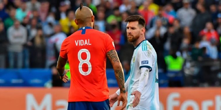 Vidal saluda a Messi durante un partido de Copa América.