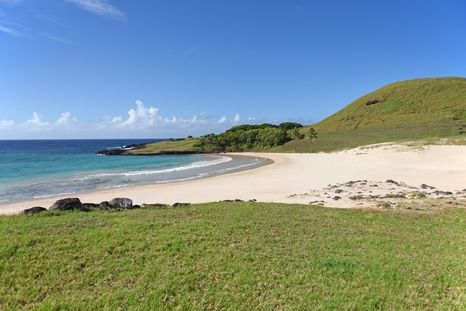 Las playas de Isla de Pascua tienen las aguas más cálidas de Chile, con temperaturas cercanas a los 26 °C. Las playas de Isla de Pascua tienen las aguas más cálidas de Chile, con temperaturas cercanas a los 26 °C.