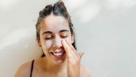 La ciencia detrás de las extrañas rutinas de cuidado de la piel virales en redes