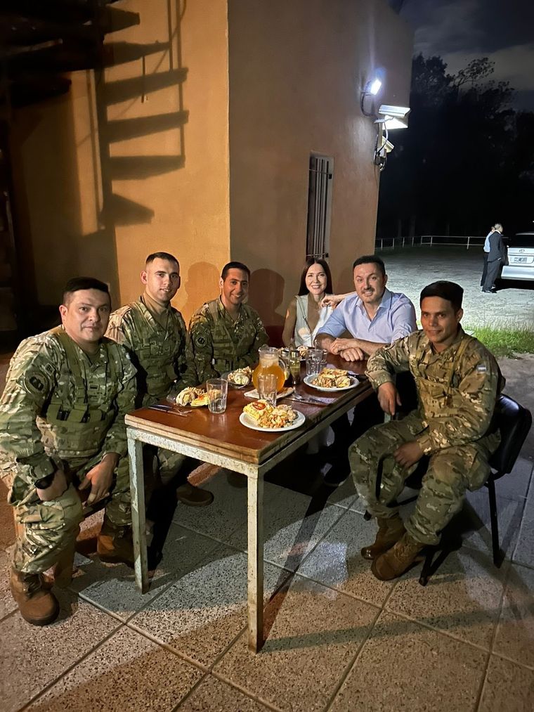 Luis Petri y Cristina Pérez cenaron con la guardia del Colegio Militar Foto: Luis Petri